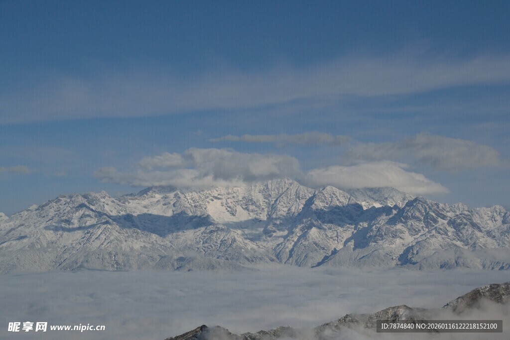 雪山云海壮丽景观