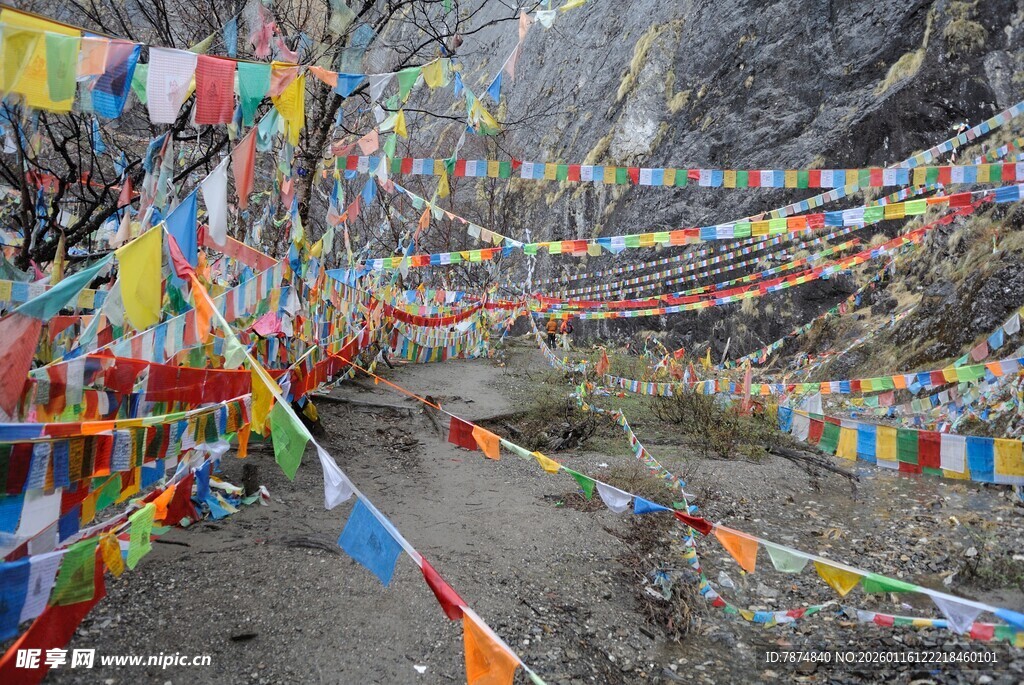 山间经幡飘动的美丽景象