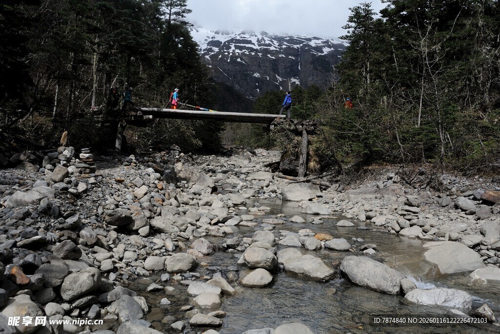 山间溪流与碎石景观