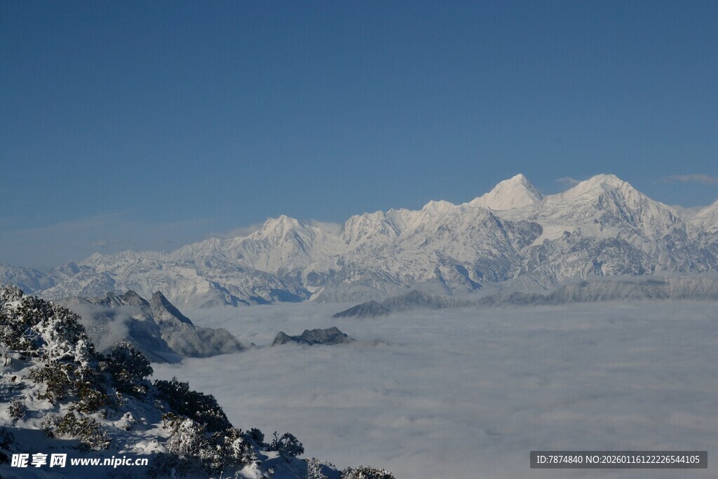 雪山云海壮丽景观