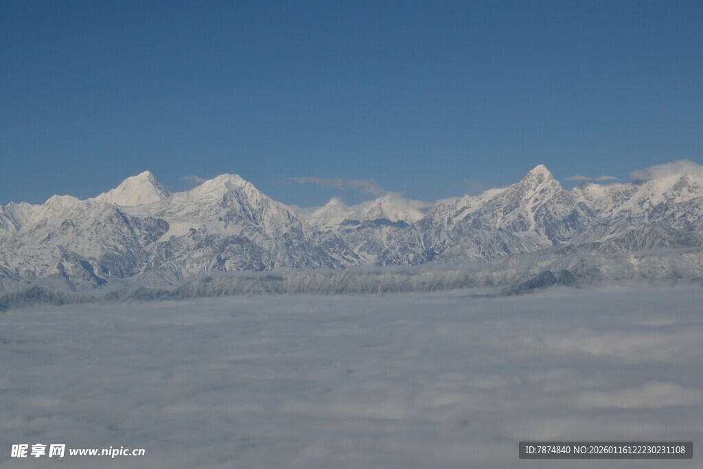雪山云海壮丽景观