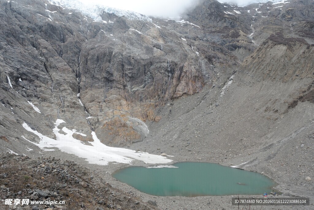 山间幽蓝湖泊与冰雪