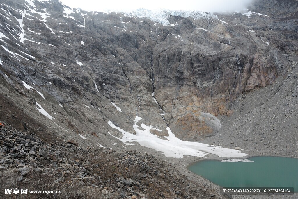高山间的碧绿湖泊