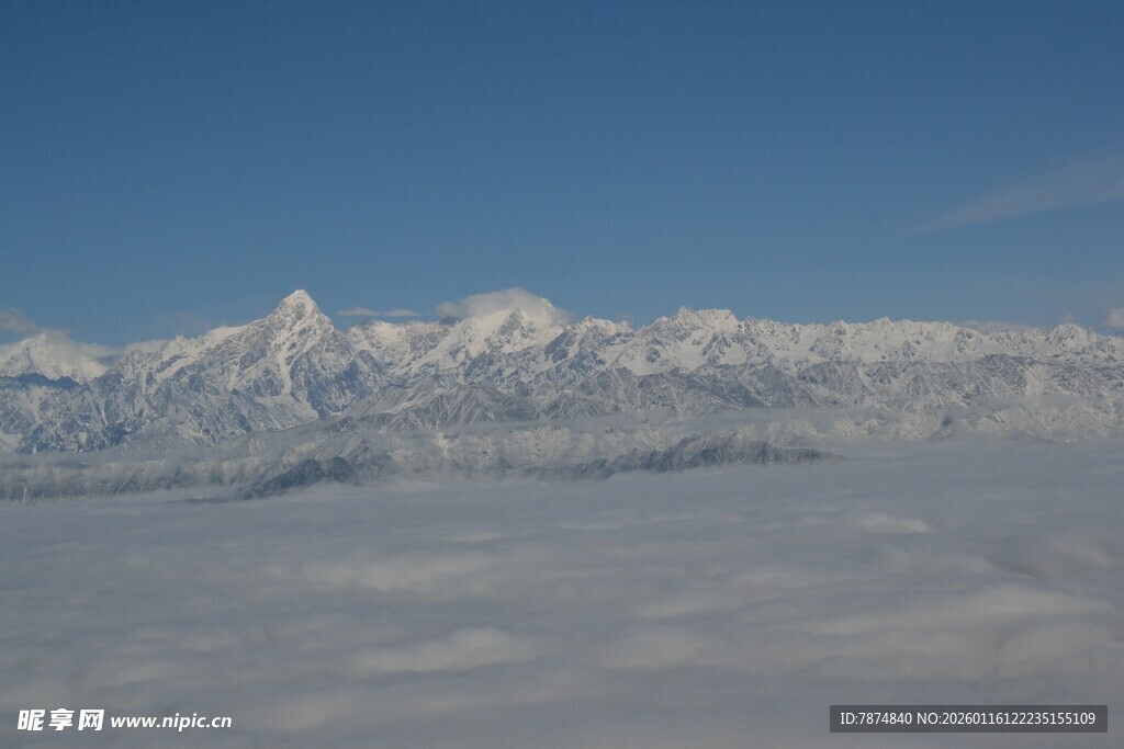 云端之上的壮丽雪山景观
