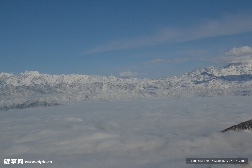 雪山云海壮丽景观