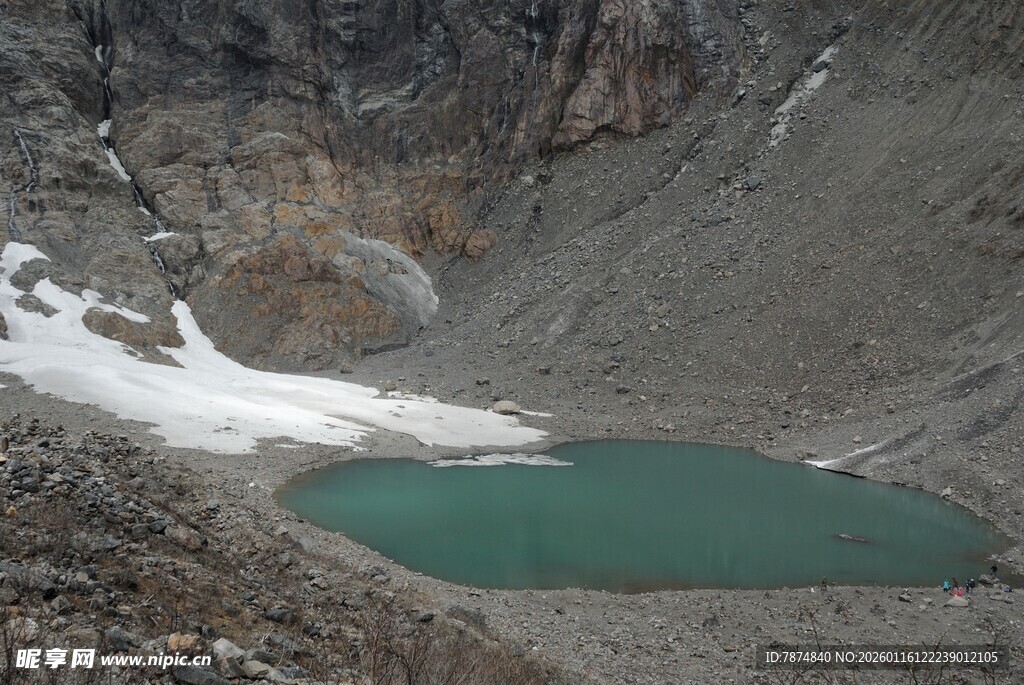 山间碧湖 冰雪相伴
