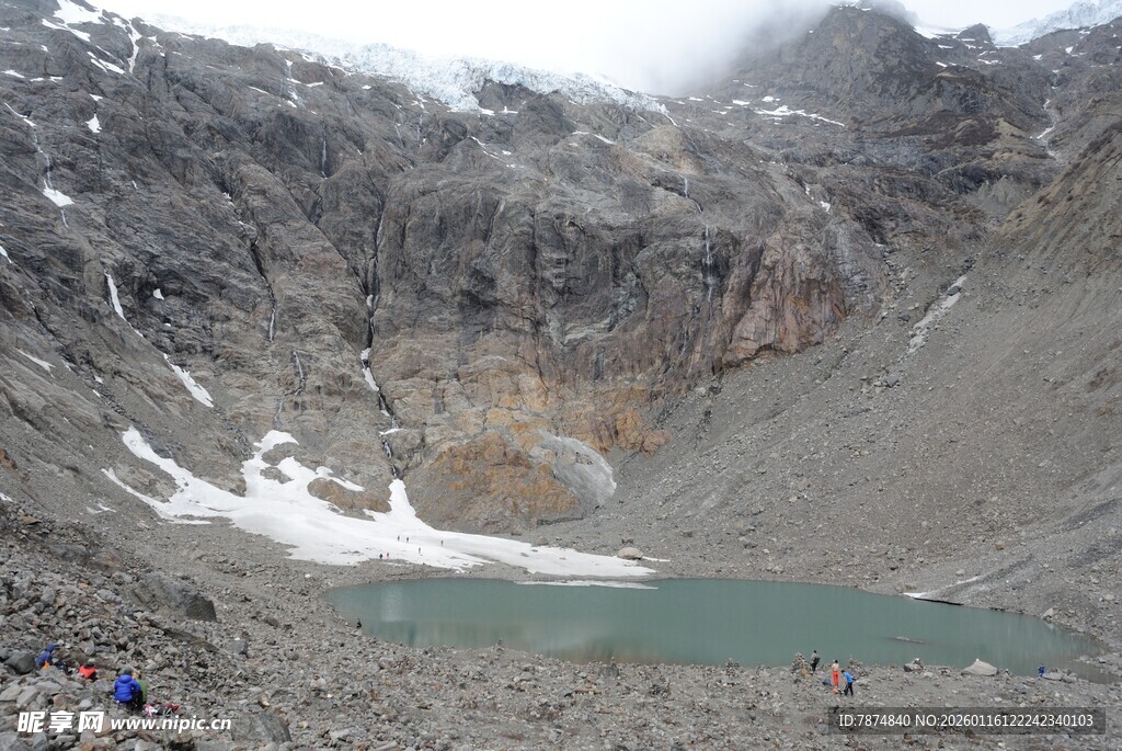 高山间的幽蓝湖泊