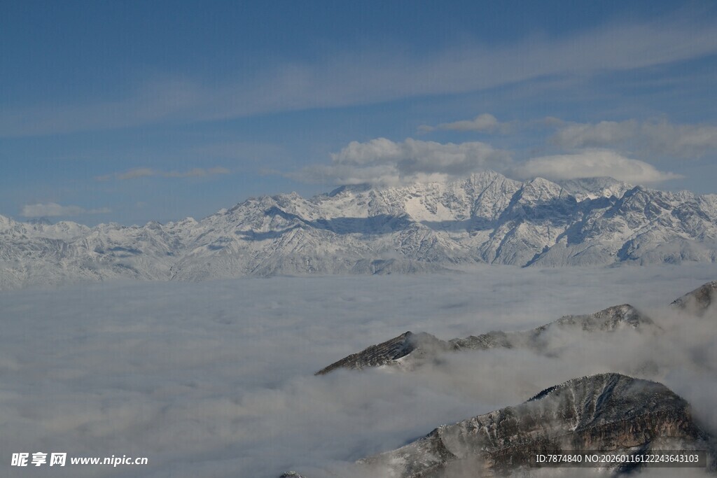 云海之上的巍峨雪山
