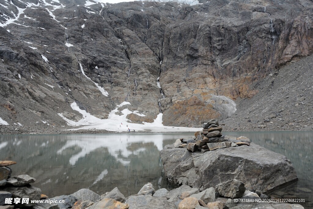 山间湖泊与残雪景观