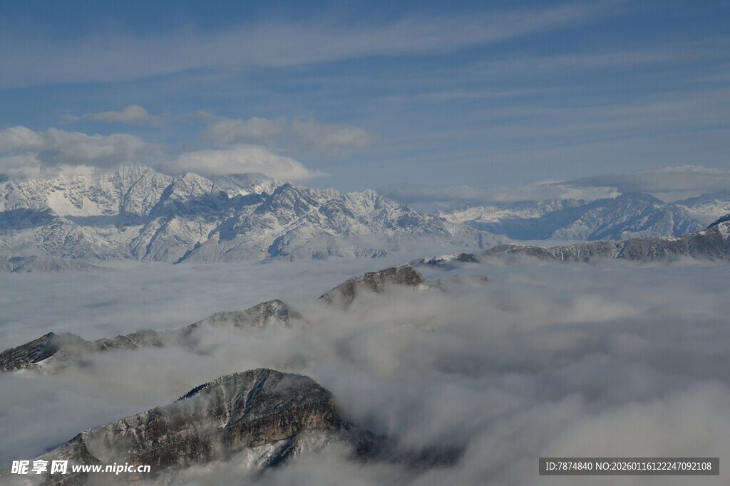 雪山云海壮丽景观