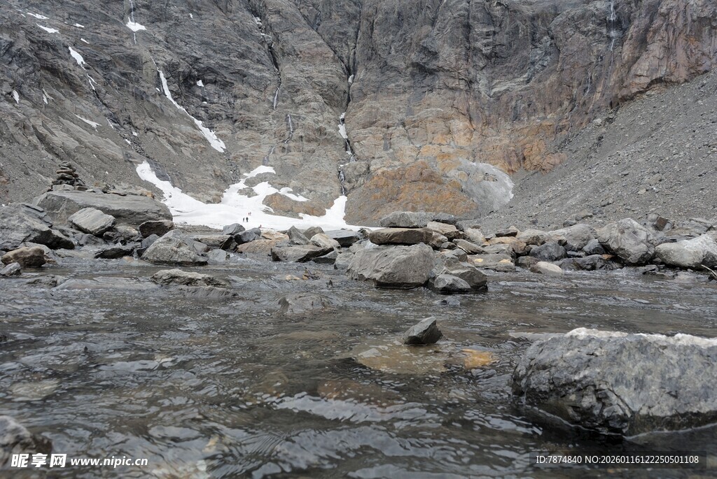 山间溪流与岩石景观