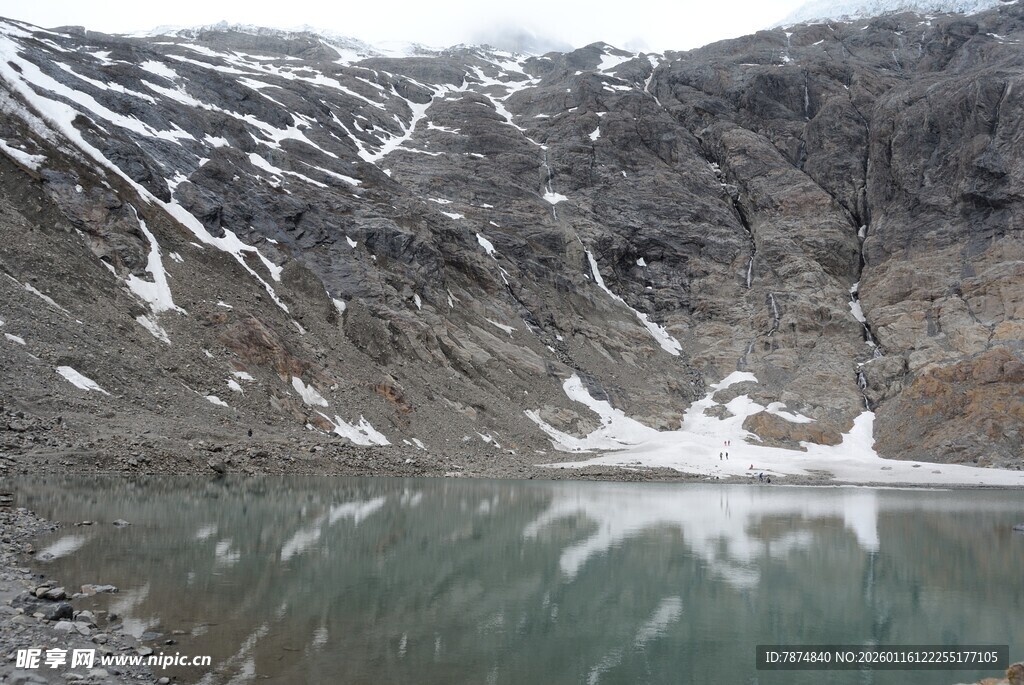 雪山下的静谧湖泊