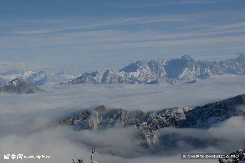 云海之上的壮丽雪山景观