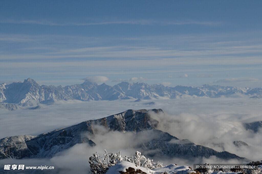 雪山云海壮丽景观