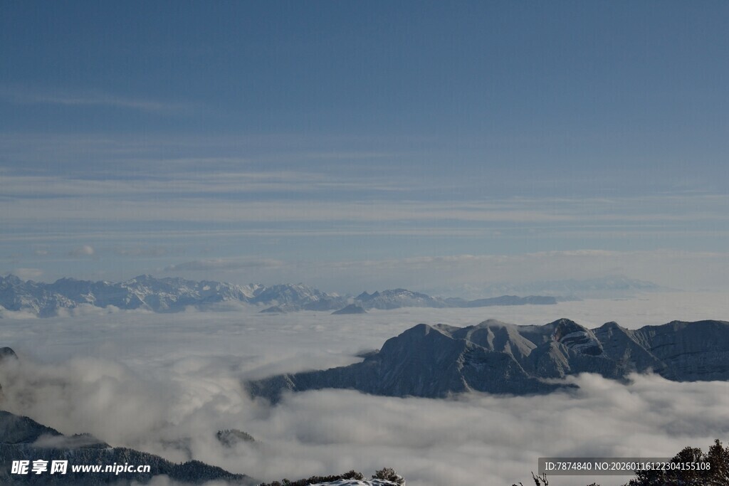 云海之上的壮丽山峦