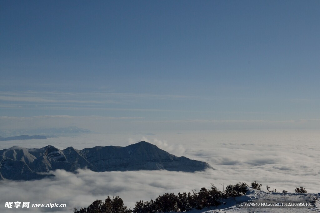 云海之上的壮丽山峦