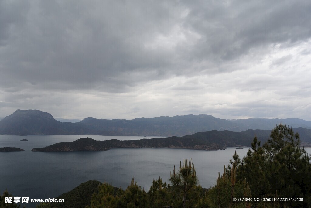 阴云下的山水风光