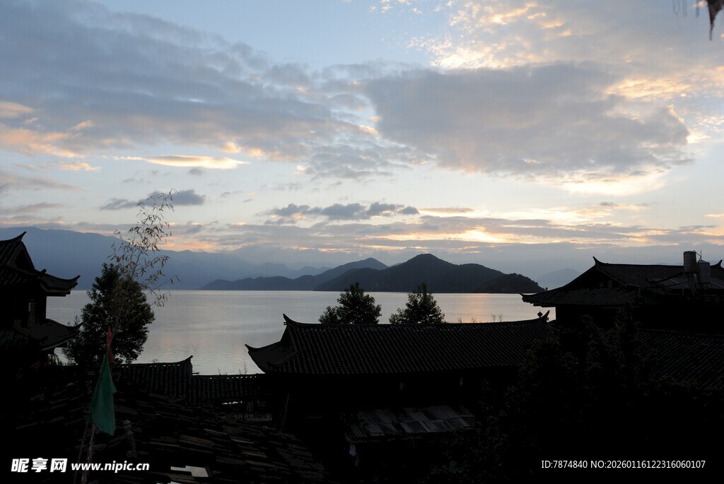 湖畔古建筑映晚霞美景