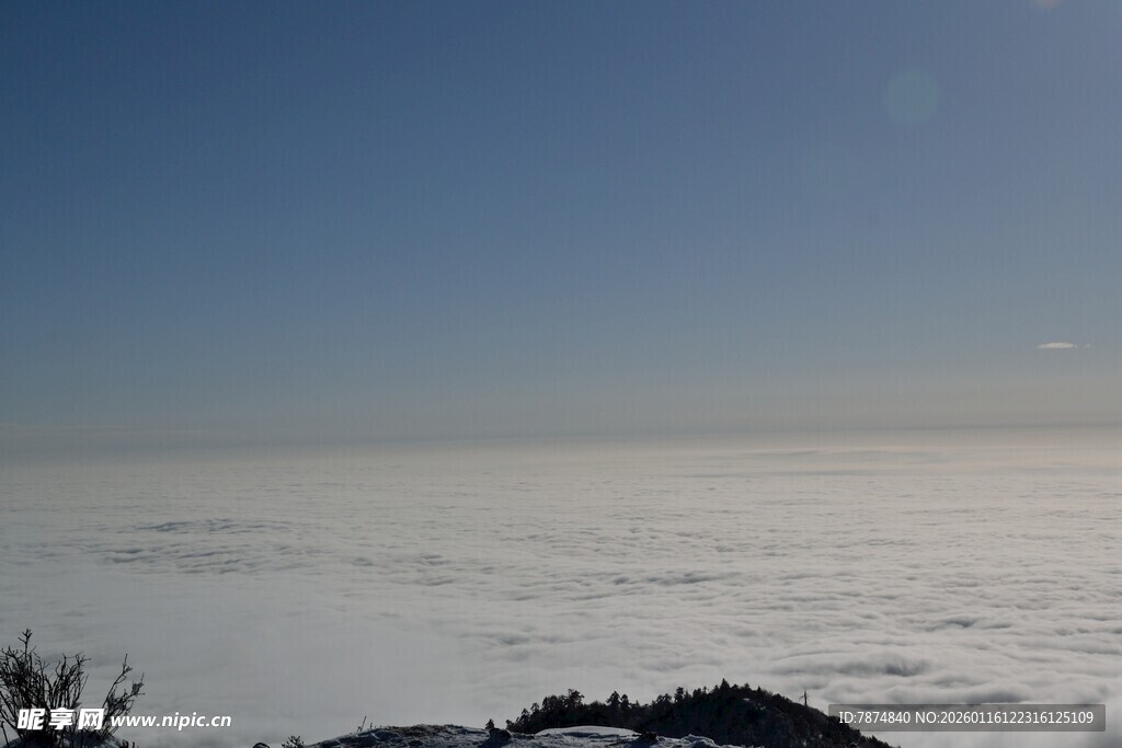 云海之上的壮阔天空