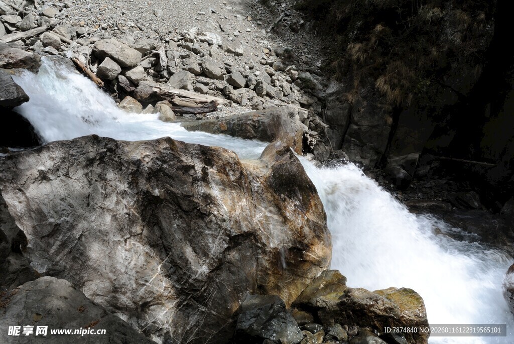 山间瀑布岩石美景
