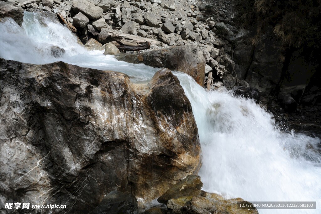 山间飞瀑 灵动自然之景