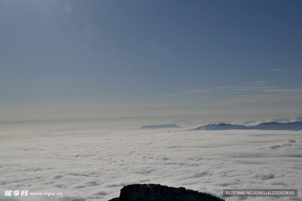 云海之上的壮阔天际