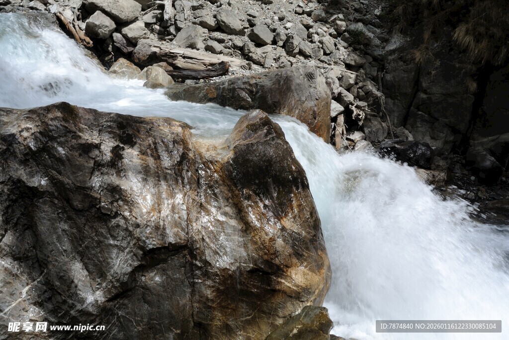 山间瀑布冲击岩石瞬间