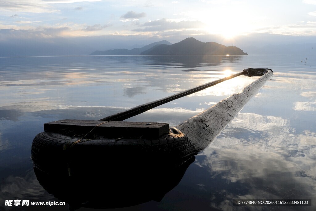 海上栈桥映霞光