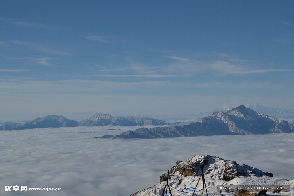 云海之上的巍峨雪山