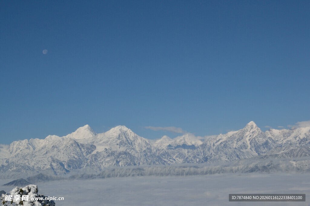 雪山蓝天壮丽自然风光