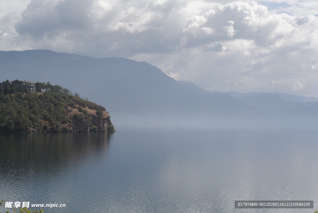宁静湖景 远山云雾缭绕