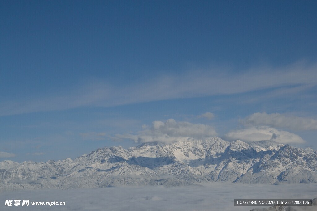 雪山蓝天壮丽风光