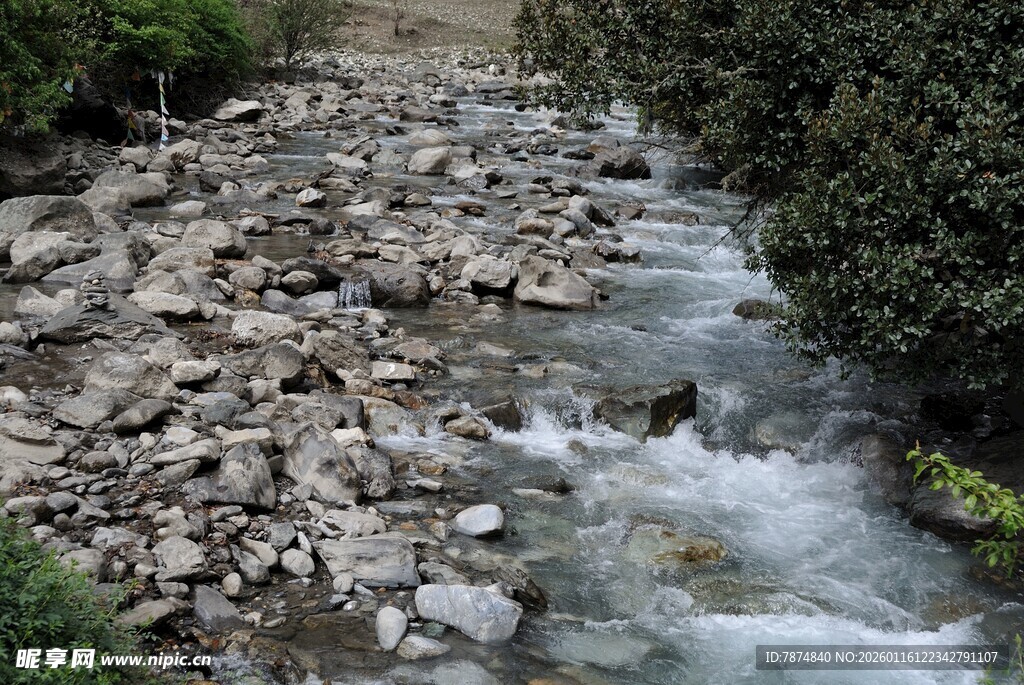 山间溪流穿石而过