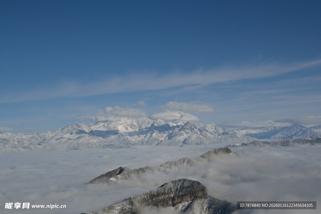 云海之上的壮丽雪山景观