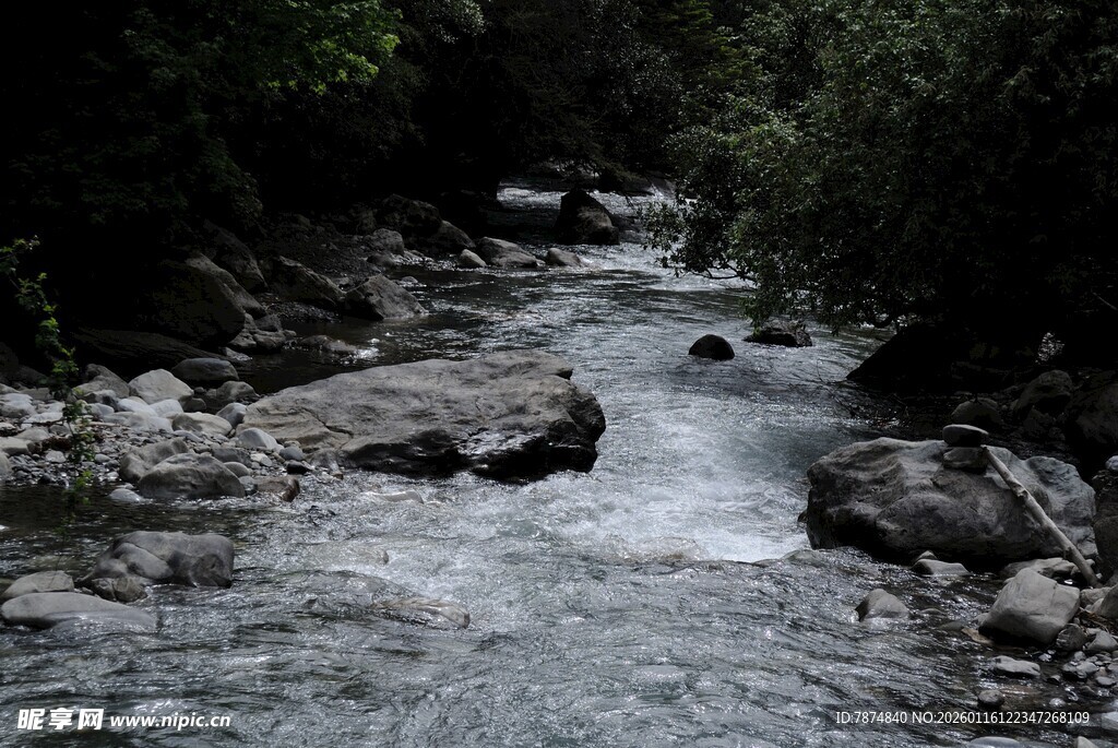 山间潺潺溪流图