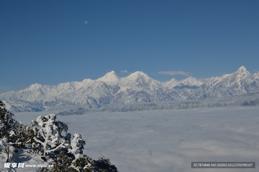 雪山云海壮丽景观