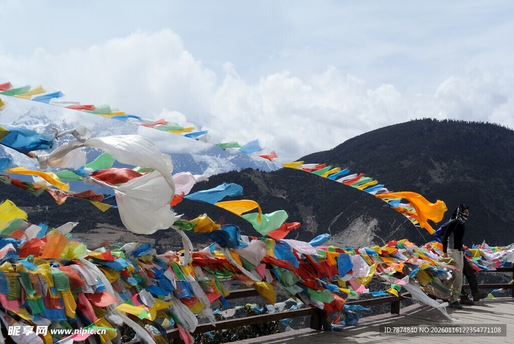 五彩经幡飘扬于山间
