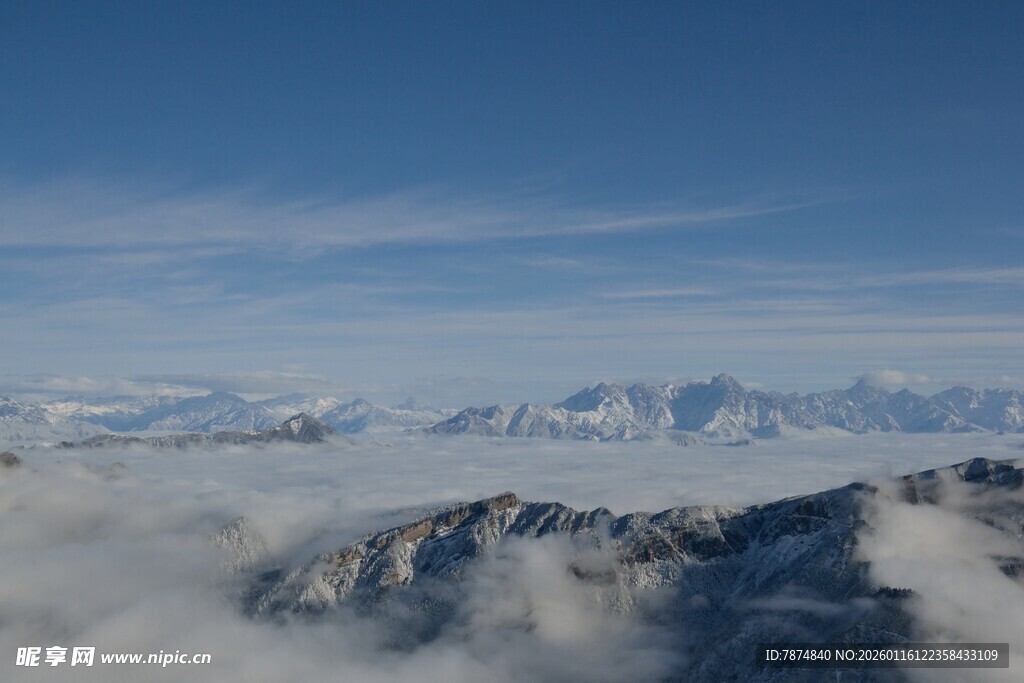 云端之上的壮丽山脉景观
