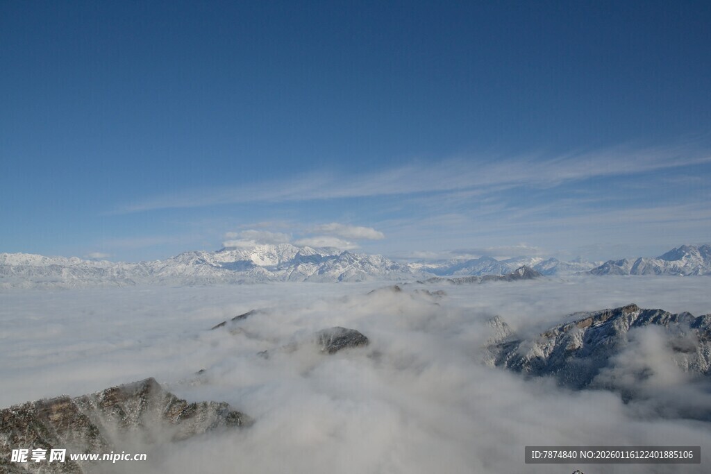 云海之上的壮丽雪山景观