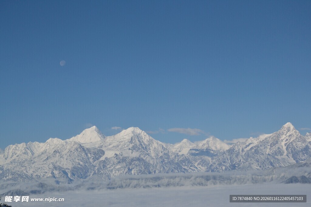 雪山蓝天壮丽自然景观