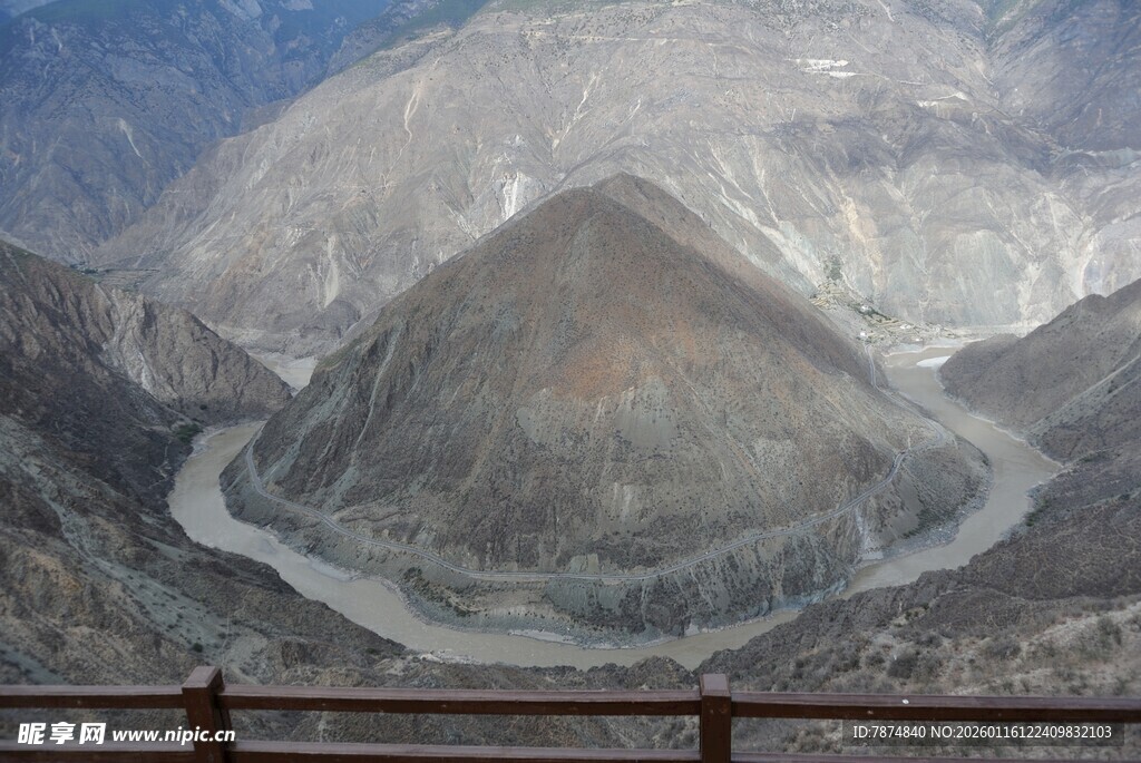 壮丽山间公路景观