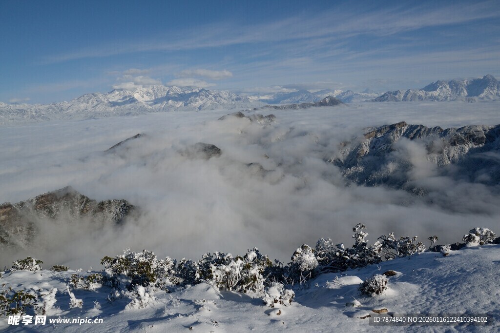 雪山云海壮丽景观