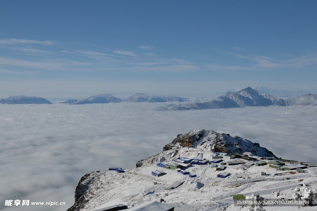 雪山顶俯瞰云海壮丽景观