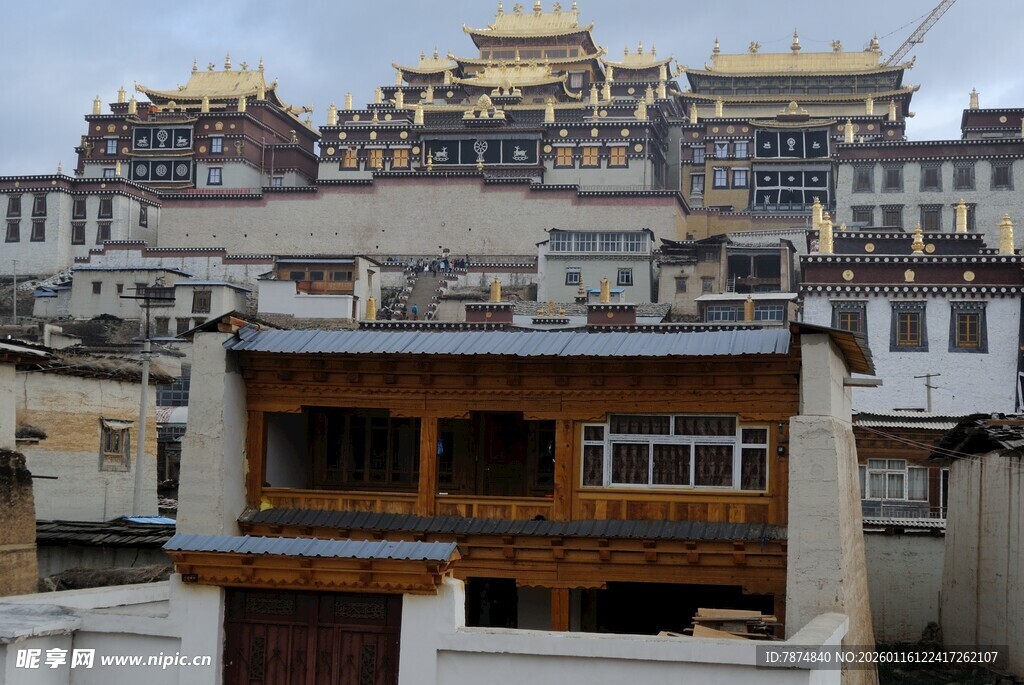 布达拉宫前的传统藏式建筑