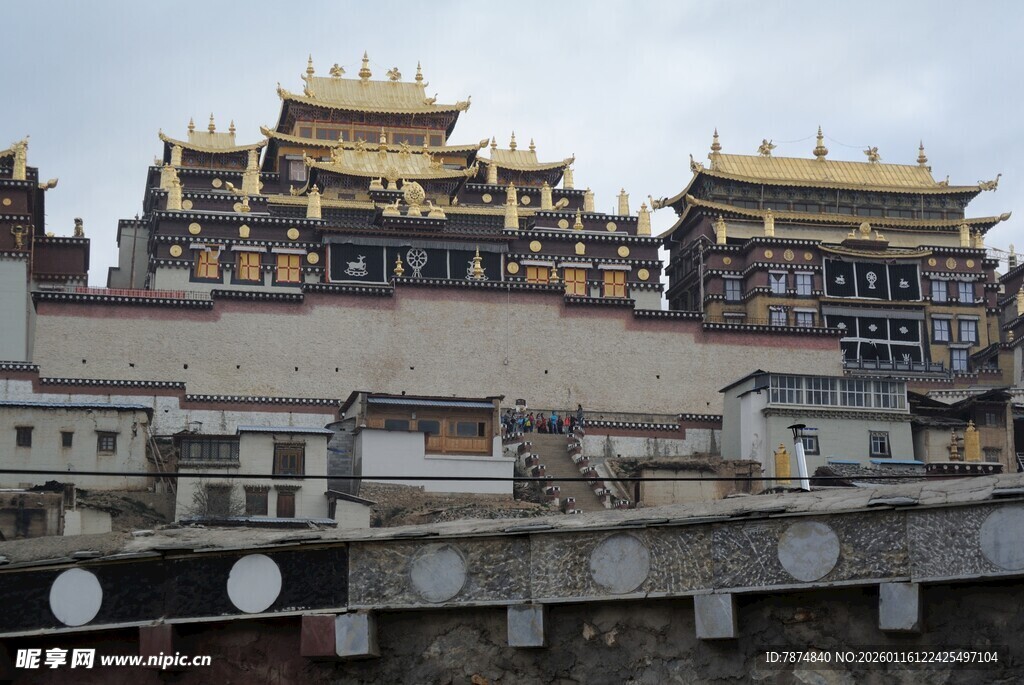 宏伟壮丽的藏式宫殿建筑