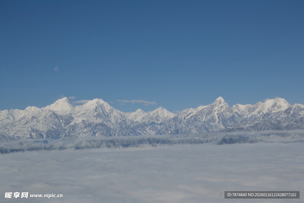 雪山云海壮丽景观