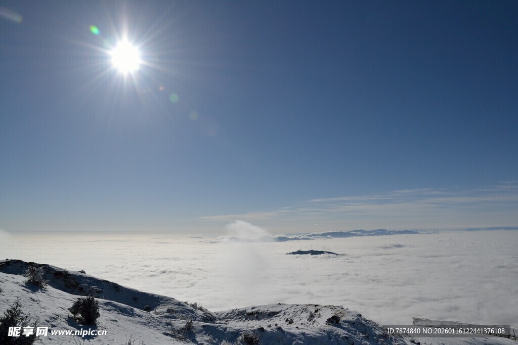 雪山之巅的耀眼阳光