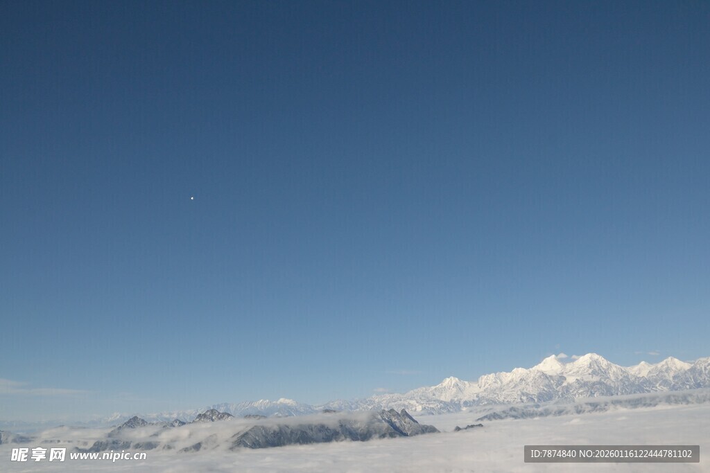 雪山蓝天壮丽自然景观
