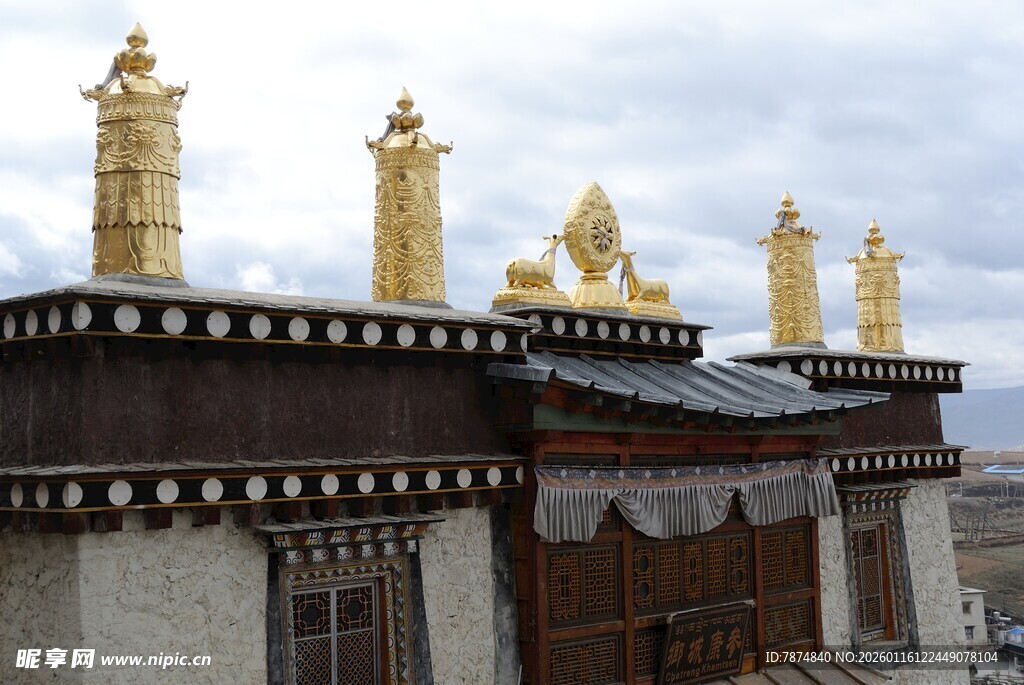 藏式建筑屋顶金顶景观