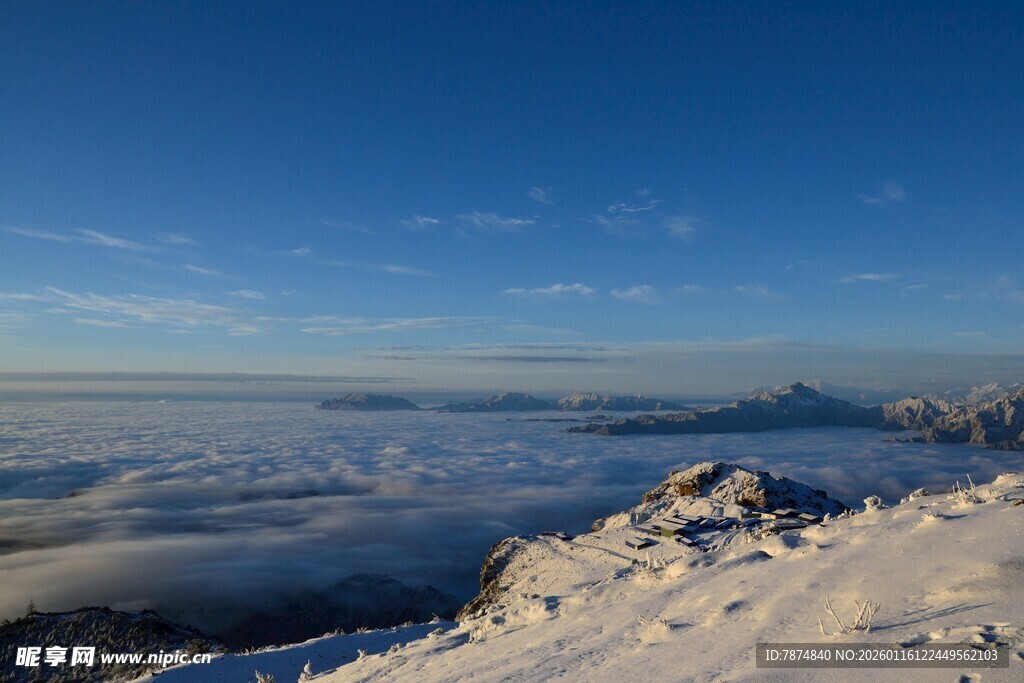 雪山云海之上的壮美风光